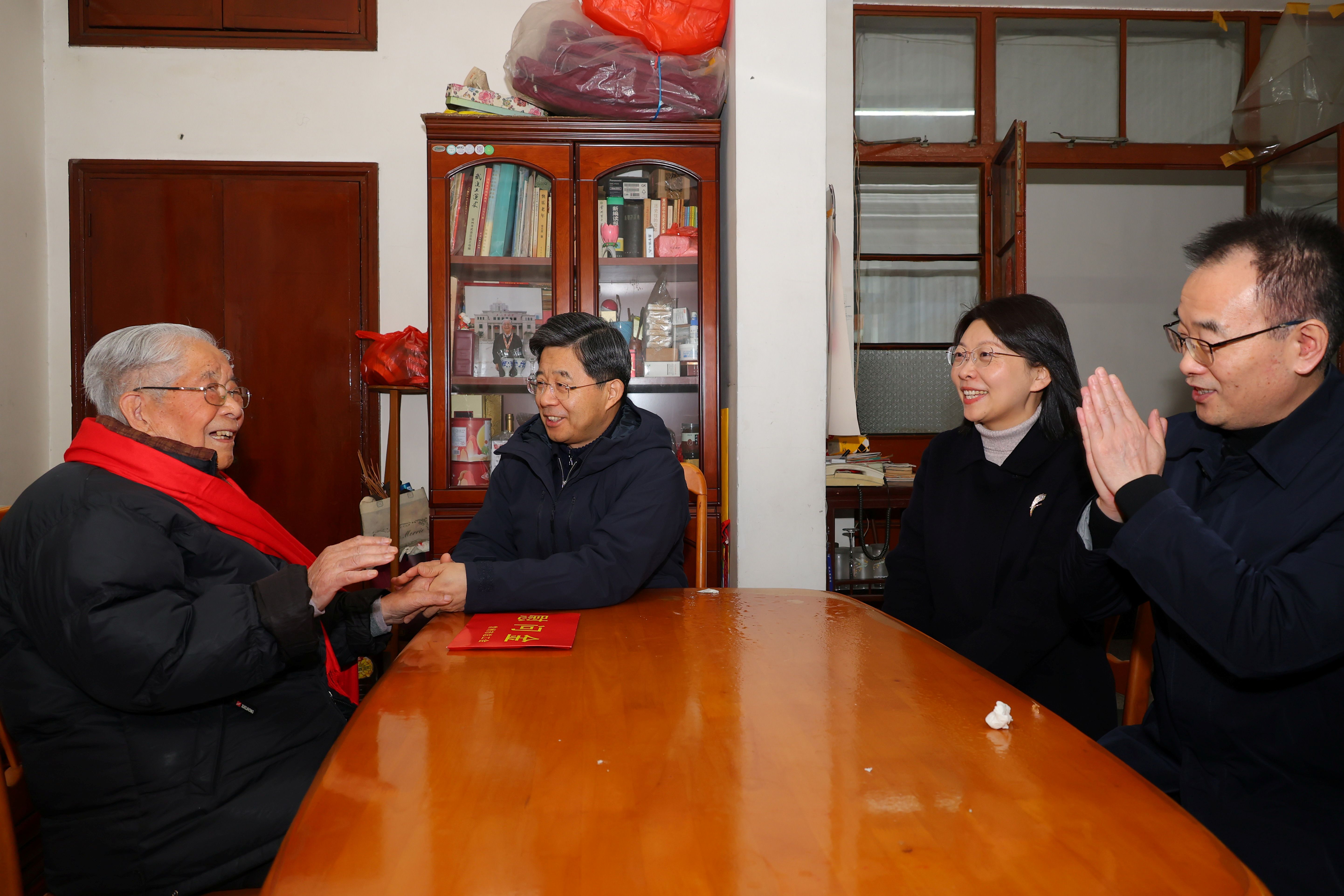 市总工会开展送温暖慰问活